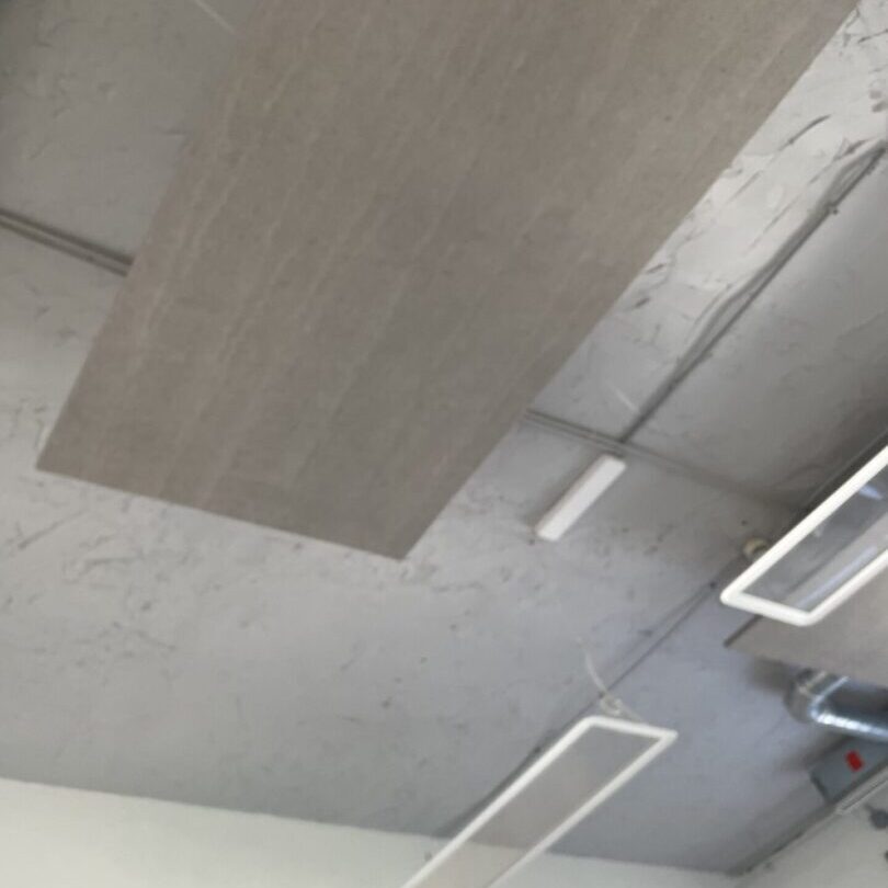 Egyedi mennyezeti festett KONTO akusztikai panelek